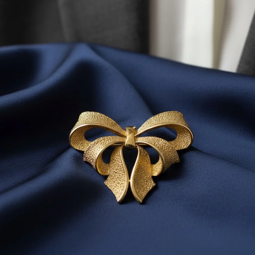 Vintage Sarah Coventry Gold Tone Bow Brooch Shimmery Signed